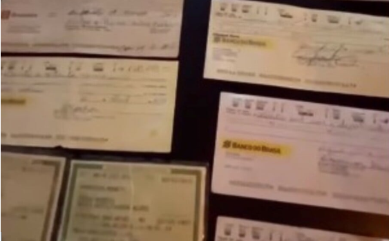 Dupla de estelionatários é presa com mais de 100 cheques falsos na Vila Brasília, em Aparecida 
