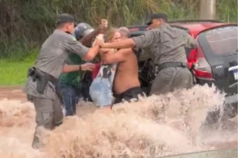 PM salva mulher e crianças de carro arrastado pela chuva, no Setor São Judas Tadeu