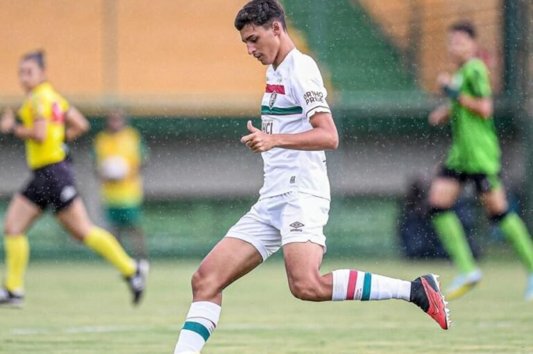 Zagueiro goiano é campeão da Copa do Brasil Sub-17, com o Fluminense