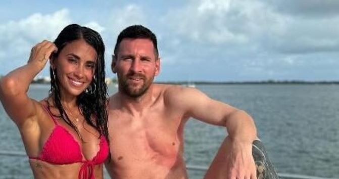 Sem previsão de retorno, Messi curte férias usando bota ortopédica