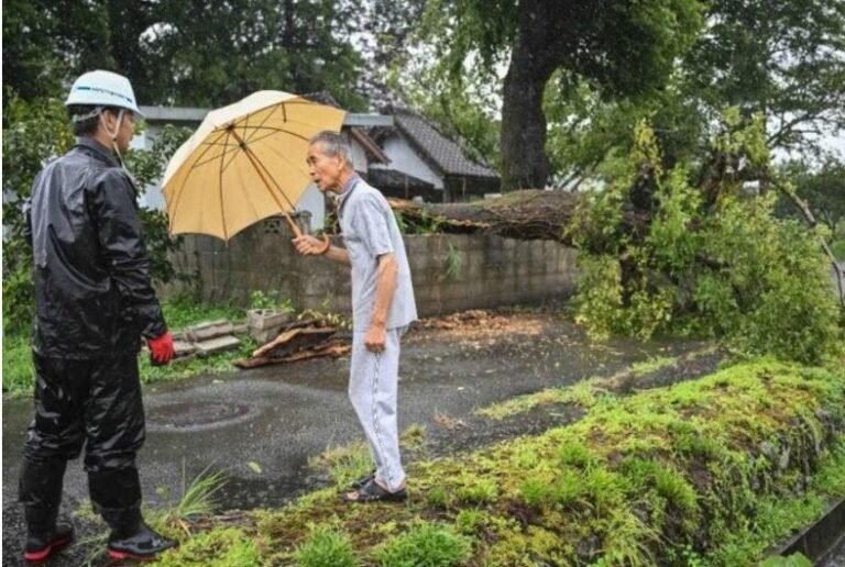 Tufão Shanshan atinge sul do Japão; centenas são retirados das casas