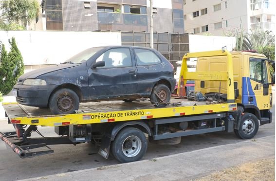 DF Livre de Carcaças remove mais de 40 veículos abandonados em Águas Claras