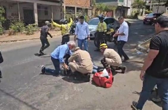 Caiado socorre vítimas de acidente de trânsito durante carreata em Aparecida de Goiânia