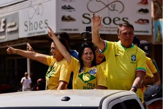 Bolsonaro e Michelle participam de carreata em Valparaíso de Goiás