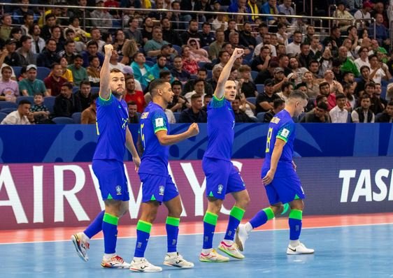 Após 12 anos, Brasil volta à final do mundial de futsal em busca do hexa