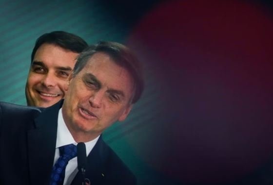 No X, Flávio diz que só Bolsonaro, mesmo inelegível, pode vencer Lula