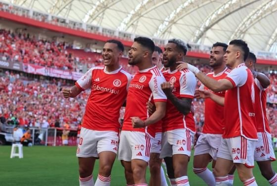 Internacional goleia Bragantino e assume 3º lugar; confira resultados