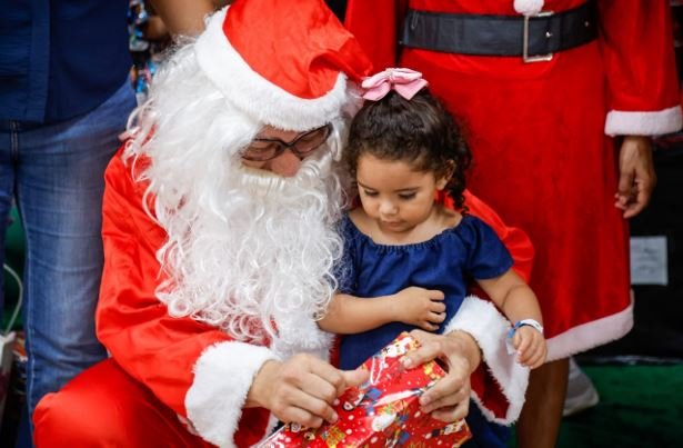 Tarde natalina na Casa da Mulher Brasileira tem distribuição de alimentos e brinquedos