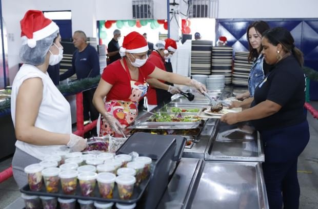 População participa de ceia natalina no Restaurante Comunitário de São Sebastião