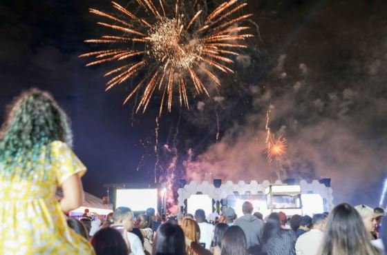 Milhares de pessoas recebem 2025 em grande festa na Esplanada