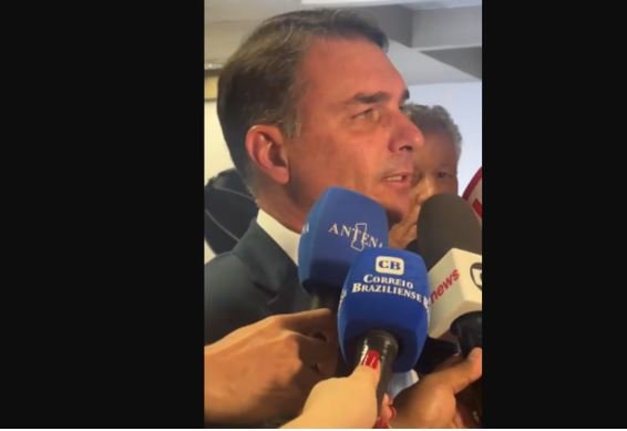 Flávio Bolsonaro sobre Alexandre de Moraes: "O remédio é impeachment"