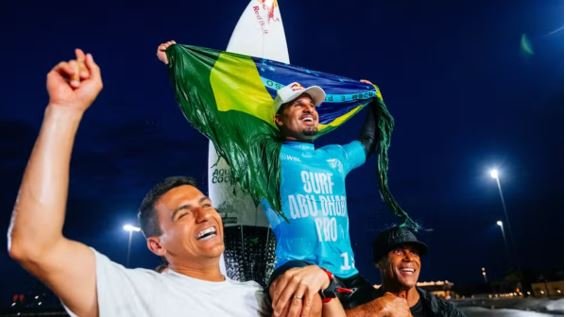 Italo brilha, é campeão e surfa com bandeira do Brasil em Abu Dhabi