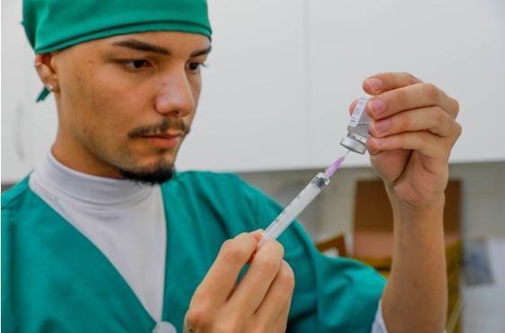 De bebês a idosos, calendário de vacinação de rotina é maior aliado na prevenção de doenças