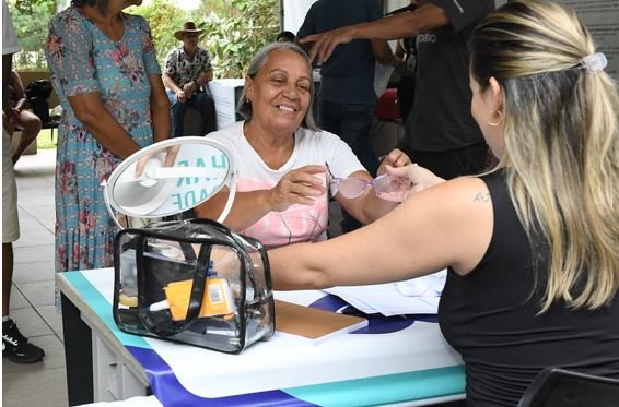 Emoção marca entrega de óculos a 157 idosos em Planaltina