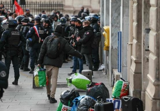 Polícia despeja centenas de migrantes que ocupavam teatro de Paris