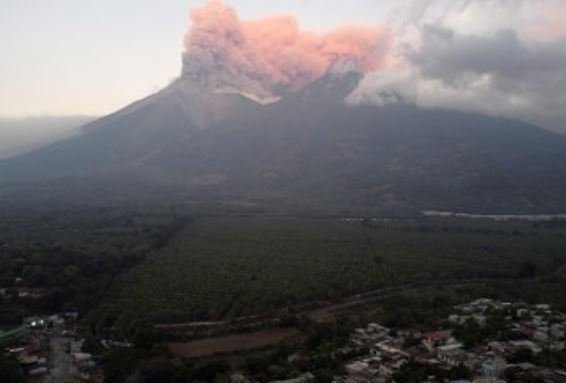 Mil pessoas deixam suas casas após erupção do Vulcão de Fogo na Guatemala