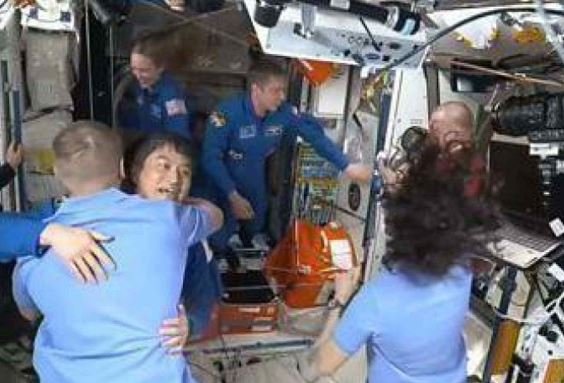 O alívio e alegria de astronautas 'presos' no espaço há 9 meses com chegada do resgate