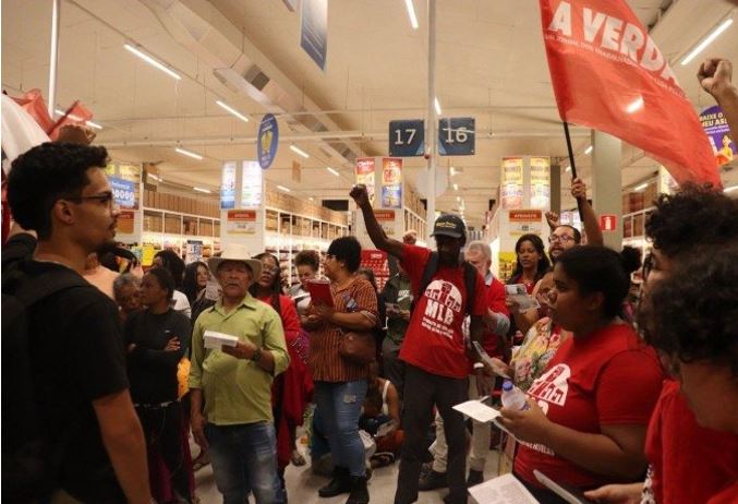 Manifestantes invadem supermercado em busca de cestas básicas para Dia das Mães