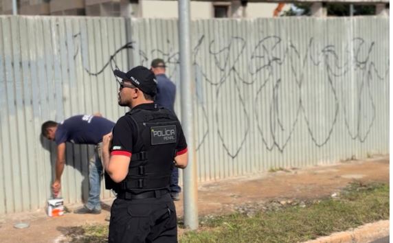 Polícia Penal retira pichações que promoviam facção criminosa na área central de Brasília