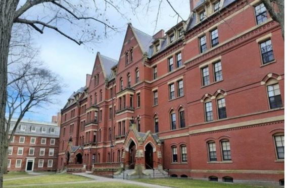 Governo dos EUA proíbe Harvard de matricular estudantes estrangeiros