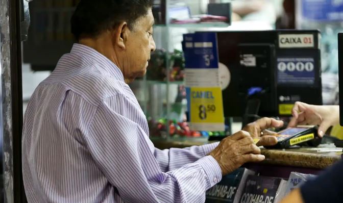 Senador propõe assinatura presencial para proteger aposentados de fraudes