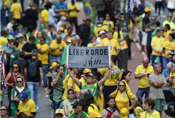 Em ato na Paulista, bolsonaristas pedem anistia e exibem cartazes em inglês