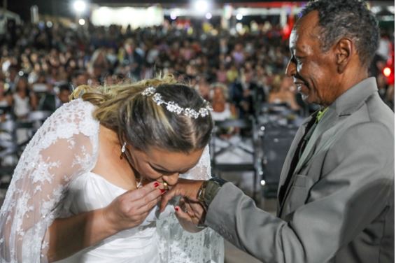 Casamento Comunitário celebra a união de 100 casais com cerimônia inédita na Concha Acústica