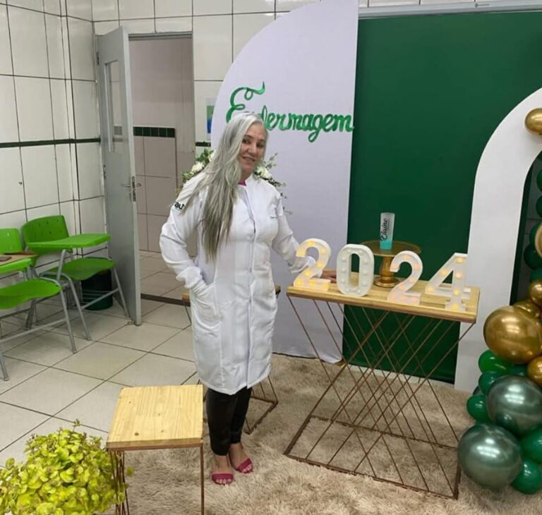 Profissional na área de enfermagem, Elaine Cristina oferece seus serviços de “Cuidadora de idosos”