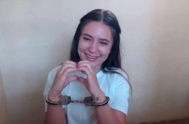 Influencer é detida ao tentar entrar em prisão com drogas