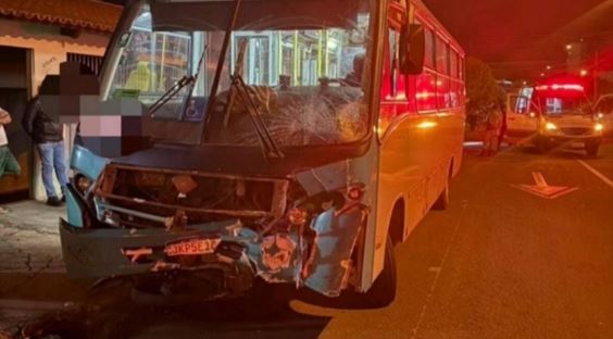 Acidente entre moto e micro-ônibus mata dois adolescentes em Jataí