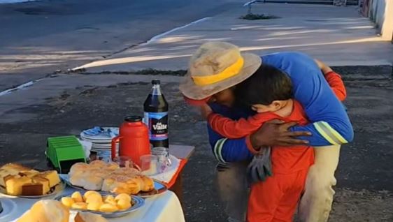 Criança comemora aniversário de 3 anos com café da manhã para garis em Goiás
