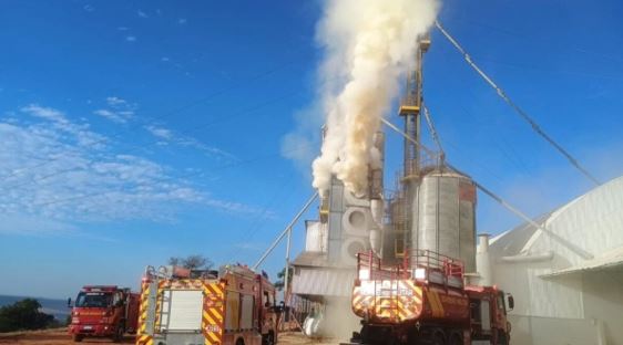 Incêndio destrói armazém de milho em Mineiros