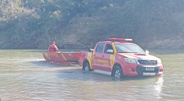 Homem é resgatado durante a madrugada no Rio Araguaia