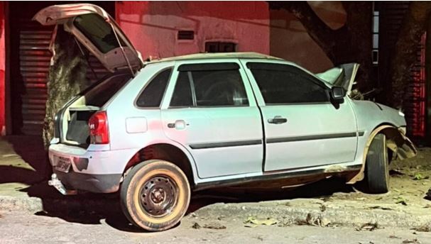 Motorista morre ao bater em árvore enquanto fugia de blitz em Anápolis