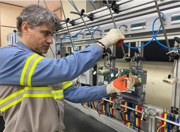 Equatorial Goiás recebe certificação do Inmetro para ensaios em medidores de energia elétrica