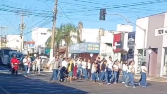 Família e amigos realizam manifestação para pedir justiça por morte de jovem em Jaraguá