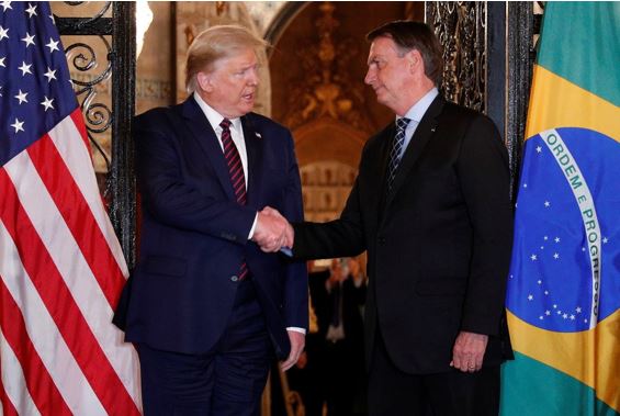 Trump faz post em defesa de Bolsonaro e pede para deixarem ex-presidente 'em paz'