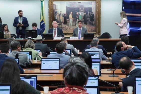 PEC da Segurança Pública tem votação adiada após embate na CCJ