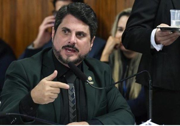 Marcos do Val grava vídeo em Orlando e diz que não fugiu do Brasil