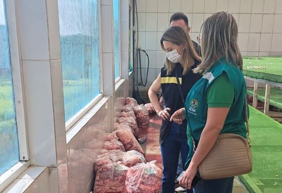 Mais de 4 toneladas de carne contaminada que seriam usadas na merenda escolar são apreendidas