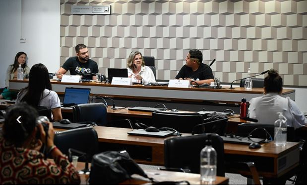 PNE foi quase totalmente descumprido, apontam debatedores
