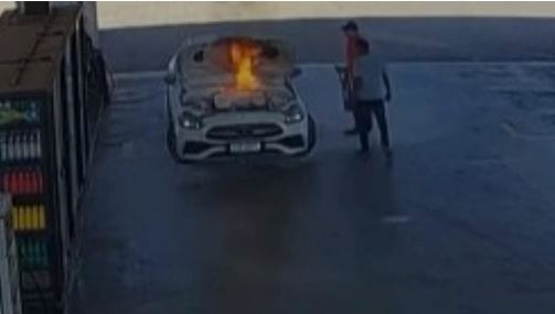 Carro de luxo pega fogo em posto na GO-020, em Senador Canedo