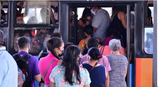 Passageiros enfrentam atrasos em linha do Terminal Isidória, em Goiânia