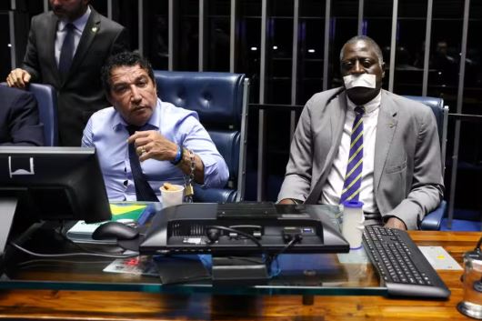 Senadores da oposição se acorrentam no plenário, mas colhem derrota com retomada das comissões