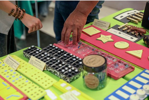 Exposição apresenta materiais usados para alfabetização de estudantes cegos e com baixa visão em escola de Planaltina