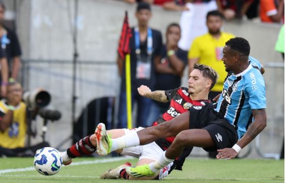 Flamengo leva empate de Grêmio e perde chance de disparar na liderança