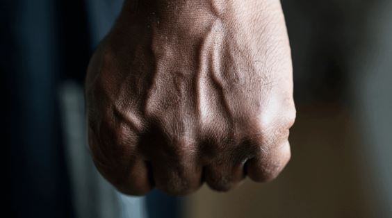 Advogado e coveiro trocam socos em cemitério após cobrança de dívida
