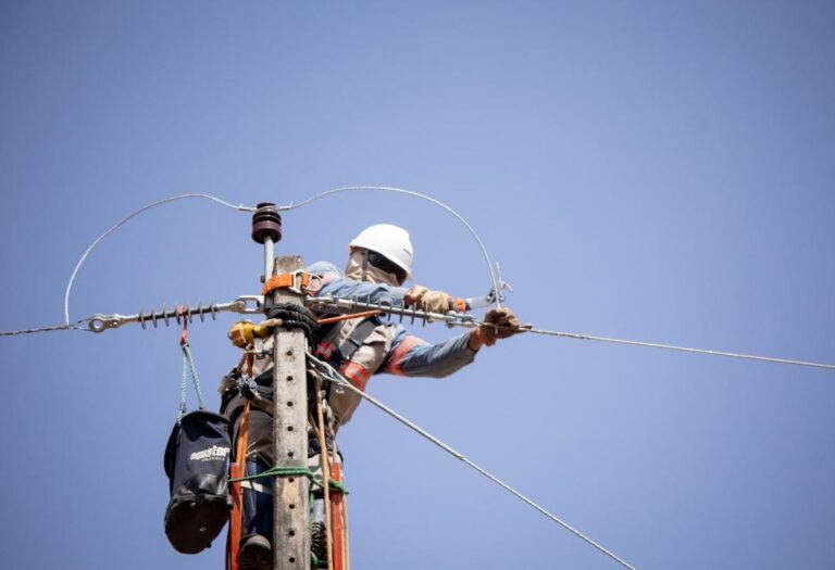 Equatorial Goiás informa clientes quando precisa interromper fornecimento de energia para manutenções na rede