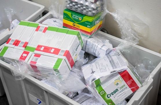 Descarte incorreto de materiais perfurocortantes oferece perigo para garis; saiba como proceder
