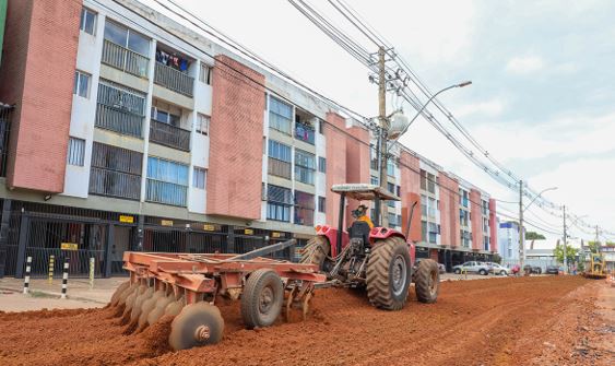 Avenida Contorno, no Núcleo Bandeirante, tem base refeita antes de receber novo asfalto